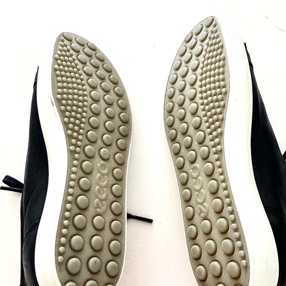 Ecco women’s black leather sneaker size 6 - Picture 3 of 4